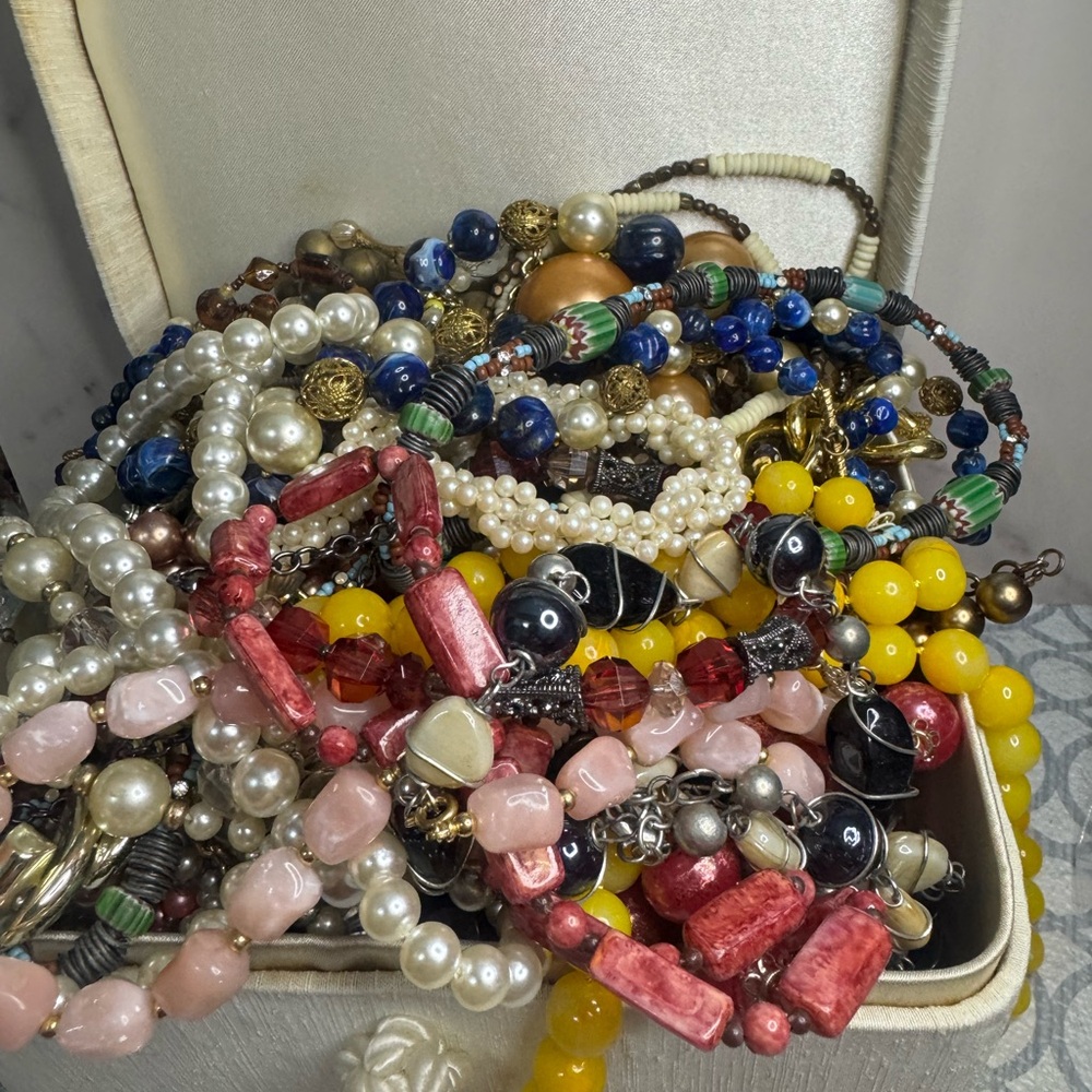 Lot of vintage necklacess